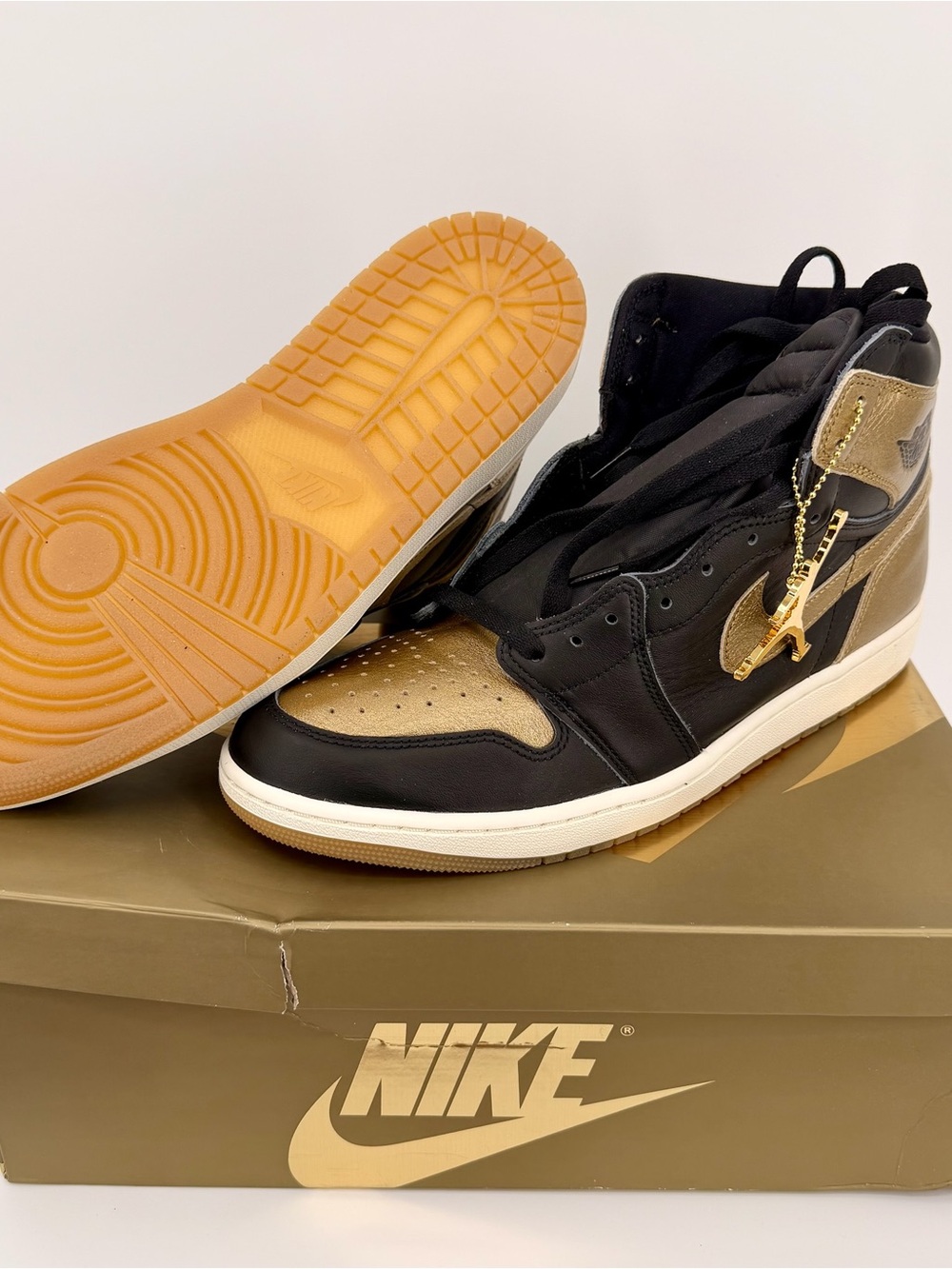 Air Jordan 1 Retro High OG Black Metallic Gold DZ5485-071 Men’s 12 New - Picture 5 of 9